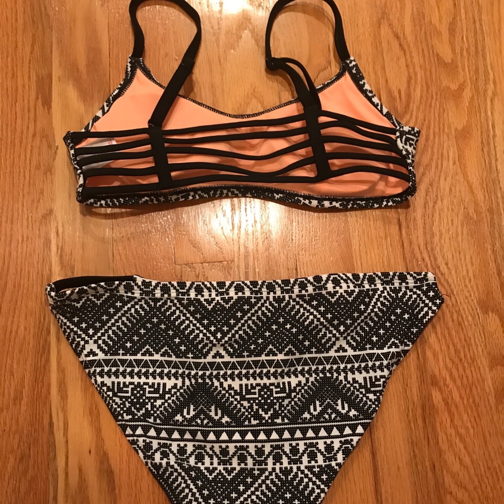 Bikini - Picture 2 of 2